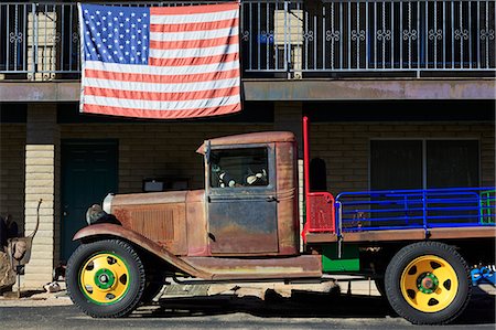 Old truck and American flag, Cave Creek, Arizona, United States of America, North America Fotografie stock - Rights-Managed, Codice: 841-07082599