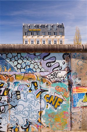 Former section of Berlin Wall, view from former West Berlin showing the East Side Hotel, Berlin, Germany, Europe Foto de stock - Con derechos protegidos, Código: 841-07082726