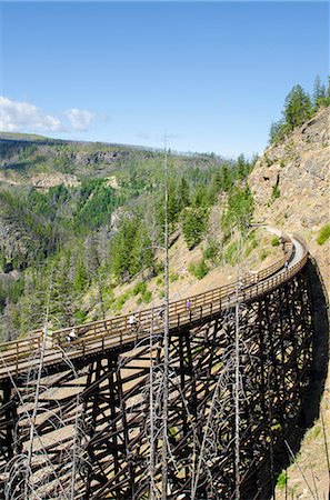 Biking the old railway trestles in the Myra Canyon, Kelowna, British Columbia, Canada, North America Foto de stock - Direito Controlado, Número: 841-07082776