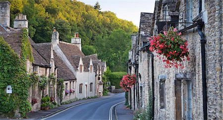 Pretty cottages in the picturesque Cotswolds village of Castle Combe, Wiltshire, England, United Kingdom, Europe Photographie de stock - Rights-Managed, Code: 841-07082936