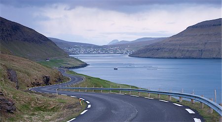 Winding coastal road leading to Sorvagur on the island of Vagar, Faroe Islands, Denmark, Europe Stockbilder - Lizenzpflichtiges, Bildnummer: 841-07082933