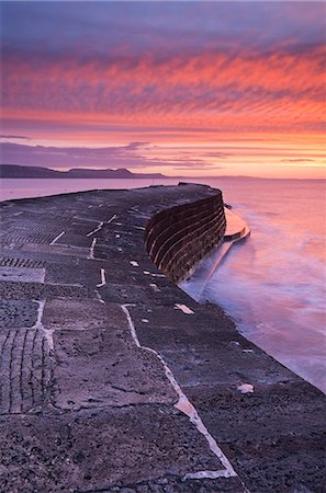 simsearch:841-07082914,k - Spectacular winter sunrise above The Cobb harbour wall, Lyme Regis, Dorset, England, United Kingdom, Europe Photographie de stock - Rights-Managed, Code: 841-07082979