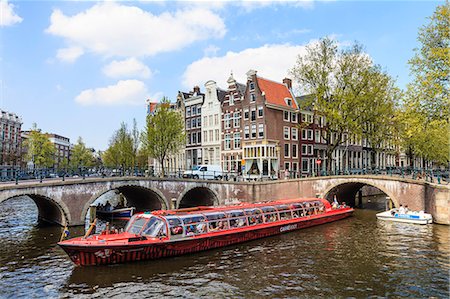 Tourist boat crossing Keizersgracht Canal, Amsterdam, Netherlands, Europe Foto de stock - Con derechos protegidos, Código: 841-07083122