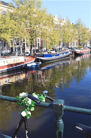 simsearch:841-03870459,k - A bicycle decorated with flowers by a canal, Amsterdam, Netherlands, Europe Photographie de stock - Rights-Managed, Code: 841-07083123