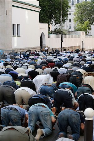 simsearch:841-08645503,k - Muslims praying outside the Paris Great Mosque on Eid al-Fitr festival, Paris, France, Europe Photographie de stock - Rights-Managed, Code: 841-07083213