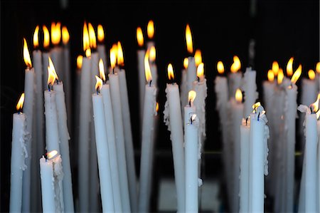 Altar candles in the Cave where Bernadette Soubirous had her Marian apparitions of our Lady of Lourdes in the French town of Lourdes, Hautes-Pyrenees, France, Europe Foto de stock - Con derechos protegidos, Código: 841-07083238