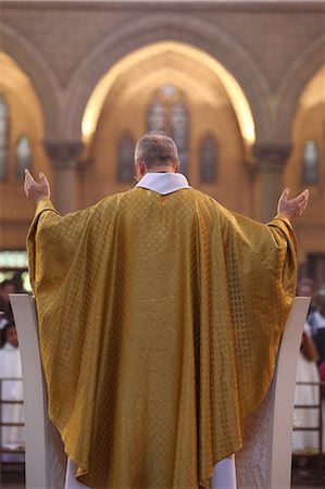 prier - Priest during Eucharist celebration, Paris, France, Europe Photographie de stock - Rights-Managed, Code: 841-07083276