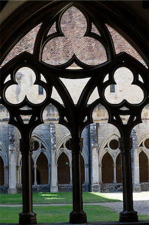 The Cloister, The Cistercian Abbey of Noirlac, Bruere-Allichamps, Cher, Centre, France, Europe Foto de stock - Con derechos protegidos, Código: 841-07083330