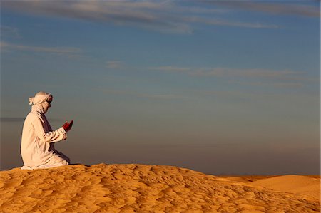 prier - Bedouin praying in the Sahara, Douz, Kebili, Tunisia, North Africa, Africa Photographie de stock - Rights-Managed, Code: 841-07083345