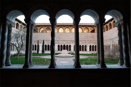 The Vassaletto cloisters in the Papal Arch basilica of St. John Lateran, Rome, Lazio, Italy, Europe Foto de stock - Con derechos protegidos, Código: 841-07083340