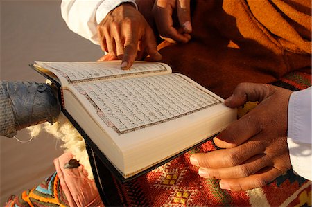 Tunisian Bedouin reading the Koran, Douz, Tunisia, North Africa, Africa Photographie de stock - Rights-Managed, Code: 841-07083343