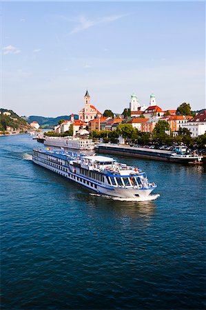 Cruise ship passing on the River Danube, Passau, Bavaria, Germany, Europe Foto de stock - Con derechos protegidos, Código: 841-07083461