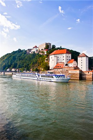 Cruise ship passing on the River Danube, Passau, Bavaria, Germany, Europe Foto de stock - Con derechos protegidos, Código: 841-07083470