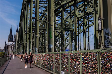 padlock - Rhine bridge and Cathedral of Cologne above the Rhine, Cologne, North Rhine-Westphalia, Germany, Europe Photographie de stock - Rights-Managed, Code: 841-07083487