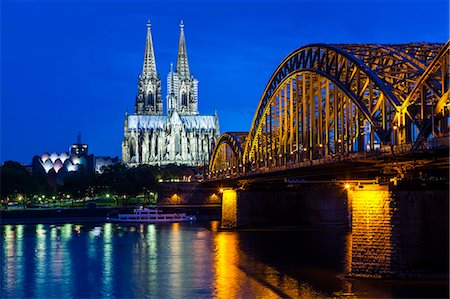 simsearch:841-07082346,k - Rhine bridge and Cathedral of Cologne above the River Rhine at night, Cologne, North Rhine-Westphalia, Germany, Europe Fotografie stock - Rights-Managed, Codice: 841-07083490