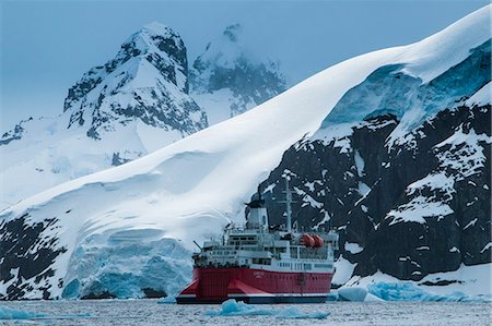 simsearch:841-07083552,k - Cruise ship in front of the glaciers and icefields of Danco Island, Antarctica, Polar Regions Photographie de stock - Rights-Managed, Code: 841-07083558