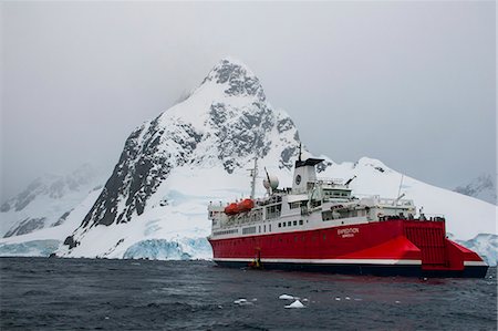 simsearch:841-06447130,k - Cruise ship in the Lemaire Channel, Antarctica, Polar Regions Foto de stock - Con derechos protegidos, Código: 841-07083568