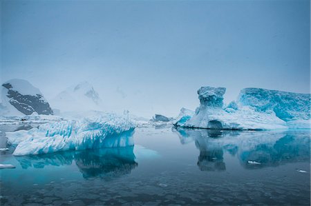 simsearch:841-07080944,k - Iceberg in the Antarctic waters, Enterprise Island, Antarctica, Polar Regions Photographie de stock - Rights-Managed, Code: 841-07083562