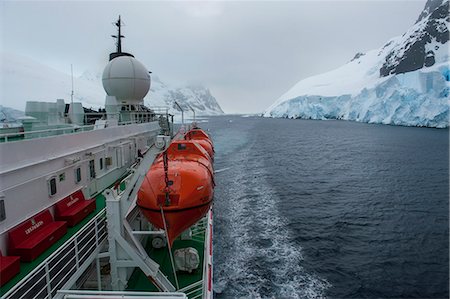 Cruise ship slowly passing through the Lemaire Channel, Antarctica, Polar Regions Foto de stock - Con derechos protegidos, Código: 841-07083572