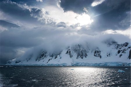 simsearch:841-07080934,k - Dark clouds over the mountains and glaciers of Port Lockroy research station, Antarctica, Polar Regions Photographie de stock - Rights-Managed, Code: 841-07083625
