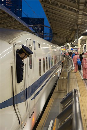 Train personnel looking out of the window of the Shinkanzen bullet train in the Shinkanzen train station in Tokyo, Japan, Asia Fotografie stock - Rights-Managed, Codice: 841-07083639