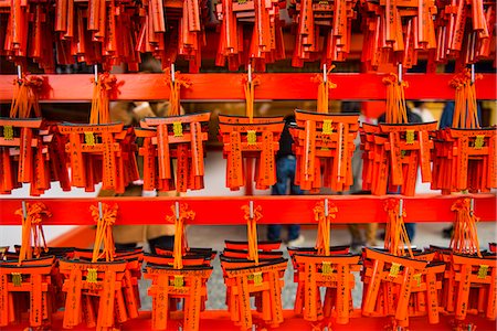 fushimi inari-taisha temple - Souvenirs of the Endless Red Gates of Kyoto's Fushimi Inari Shrine, Kyoto, Japan, Asia Photographie de stock - Rights-Managed, Code: 841-07083689