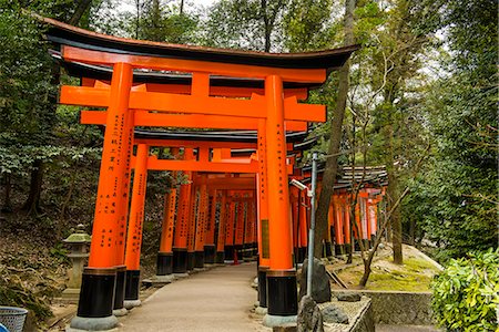 The Endless Red Gates (torii) of Kyoto's Fushimi Inari Shrine, Kyoto, Japan, Asia Photographie de stock - Rights-Managed, Code: 841-07083695
