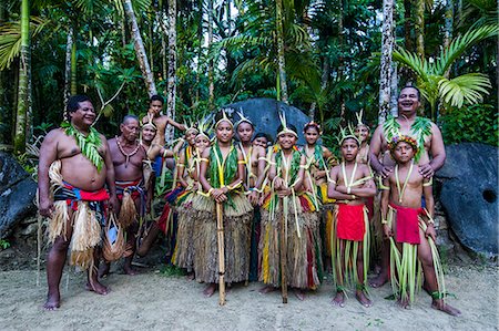 Traditionally dressed islanders posing for the camera, Island of Yap, Federated States of Micronesia, Caroline Islands, Pacific Stockbilder - Lizenzpflichtiges, Bildnummer: 841-07083746
