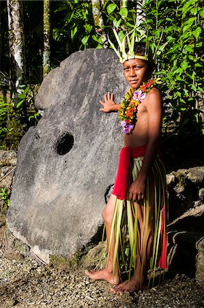 Young boy in traditional dress on the island of Yap standing before a huge stone money, Federated States of Micronesia, Caroline Islands, Pacific Foto de stock - Con derechos protegidos, Código: 841-07083753