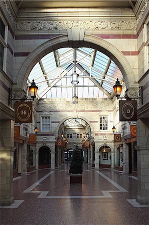 St. Michael's Row, a shopping arcade dating from 1910 by W. T. Lockwood, a Grade II listed building in Chester, Cheshire, England, United Kingdom, Europe Photographie de stock - Rights-Managed, Code: 841-07083765
