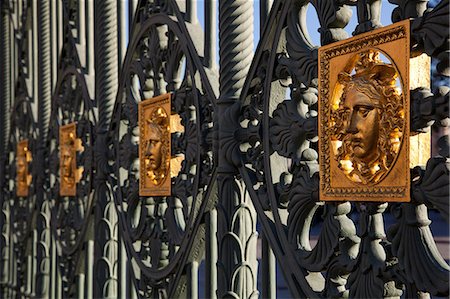 prägen - The royal gates of the Royal Palace of Turin (Palazzo Reale) embossed with a golden Medusa symbol to fend off intruders, Turin, Piedmont, Italy, Europe Stockbilder - Lizenzpflichtiges, Bildnummer: 841-07083762