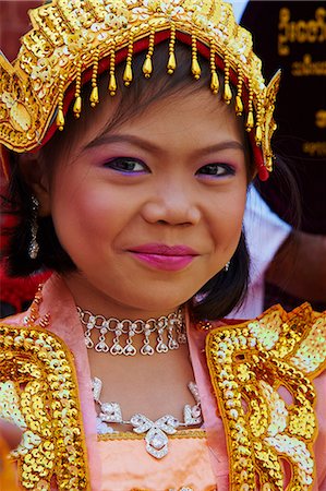 Young Burmese girl during ritual for becoming a nun, Paya Mahamuni, Mandalay, Myanmar (Burma), Asia Foto de stock - Con derechos protegidos, Código: 841-07083859