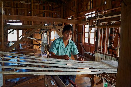 Burmese woman at loom, Nampan village, Inle Lake, Shan State, Myanmar (Burma), Asia Foto de stock - Direito Controlado, Número: 841-07083852