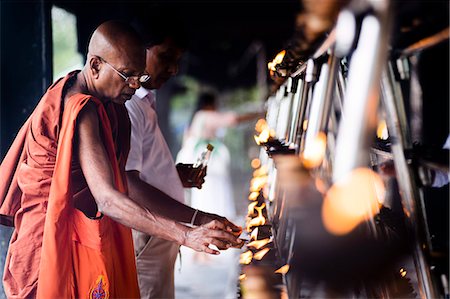 simsearch:841-07201402,k - Buddhist monk praying at Sri Maha Bodhi in the Mahavihara (The Great Monastery), Anuradhapura, Sri Lanka, Asia Photographie de stock - Rights-Managed, Code: 841-07204262