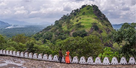 sri lanka - Dambulla Cave Temples, two people enjoying the view, Dambulla, Central Province, Sri Lanka, Asia Foto de stock - Con derechos protegidos, Código: 841-07204272