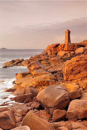 simsearch:841-08860839,k - Lighthouse of Meen Ruz, Ploumanach, Cote de Granit Rose, Cotes d'Armor, Brittany, France, Europe Photographie de stock - Rights-Managed, Code: 841-07204485