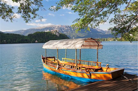 Traditional wooden rowing boat, Lake Bled, Bled, Slovenia, Europe Foto de stock - Direito Controlado, Número: 841-07204481