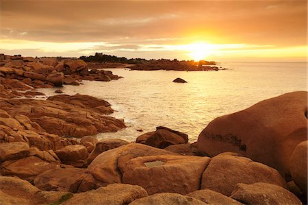 Rocks at the path Sentier des Douaniers on the Cote de Granit Rose at sunset, Cotes d'Armor, Brittany, France, Europe Photographie de stock - Rights-Managed, Code: 841-07204543