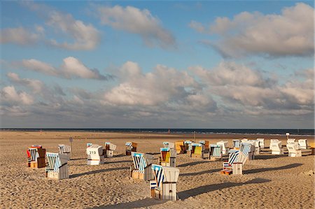 Beach chairs on the beach of Sankt Peter Ording, Eiderstedt Peninsula, Nordfriesland, Schleswig Holstein, Germany, Europe Foto de stock - Con derechos protegidos, Código: 841-07204707