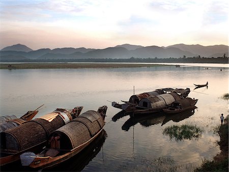 Local boats along the banks of Hue's Perfume River, Hue, Vietnam, Indochina, Southeast Asia, Asia Foto de stock - Direito Controlado, Número: 841-07205070