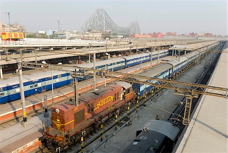 Howrah railway station, with Howrah Bridge beyond, Kolkata (Calcutta), West Bengal, India, Asia Foto de stock - Con derechos protegidos, Código: 841-07205116