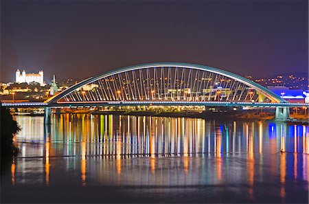 simsearch:640-06050699,k - Apollo Most bridge, Bratislava Castle, Danube River, Bratislava, Slovakia, Europe Foto de stock - Con derechos protegidos, Código: 841-07205245