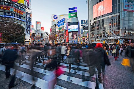 Shibuya Crossing, crowds of people crossing the intersection in the centre of Shibuya, Tokyo, Honshu, Japan, Asia Photographie de stock - Rights-Managed, Code: 841-07205687