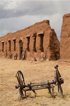 Old wagon wheels with remnants of Fort Union behind, Fort Union National Monument, New Mexico, United States of America, North America Foto de stock - Con derechos protegidos, Código: 841-07205854