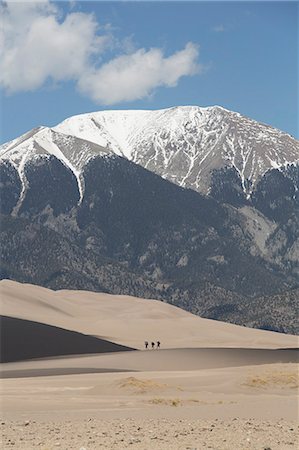 Hikers on the sand dunes, Great Sand Dunes National Park and Preserve, with Sangre Cristo Mountains in the background, Colorado, United States of America, North America Photographie de stock - Rights-Managed, Code: 841-07205859