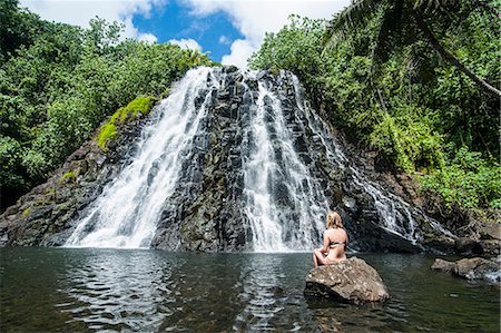 Woman sitting in front of the Kepirohi waterfall, Pohnpei (Ponape), Federated States of Micronesia, Caroline Islands, Central Pacific, Pacific Foto de stock - Con derechos protegidos, Código: 841-07205998