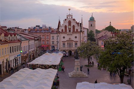 simsearch:841-07206351,k - City Hall at sunset, Market Square, Old Town, Rzeszow, Poland, Europe Photographie de stock - Rights-Managed, Code: 841-07206349