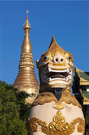 Chinthe statue at entrance to the Shwedagon pagoda, Yangon (Rangoon), Yangon Region, Myanmar (Burma), Asia Foto de stock - Direito Controlado, Número: 841-07206403