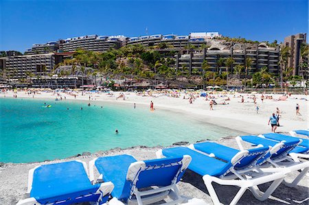 Sun loungers at a beach, Arguineguin, Anfi del Mar, Playa de la Verga, Gran Canaria, Canary Islands, Spain, Atlantic, Europe Foto de stock - Con derechos protegidos, Código: 841-07201576