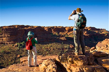 Tourists on the rim of King's Canyon, Red Centre, Northern Territory, Australia Stockbilder - Lizenzpflichtiges, Bildnummer: 841-07201602